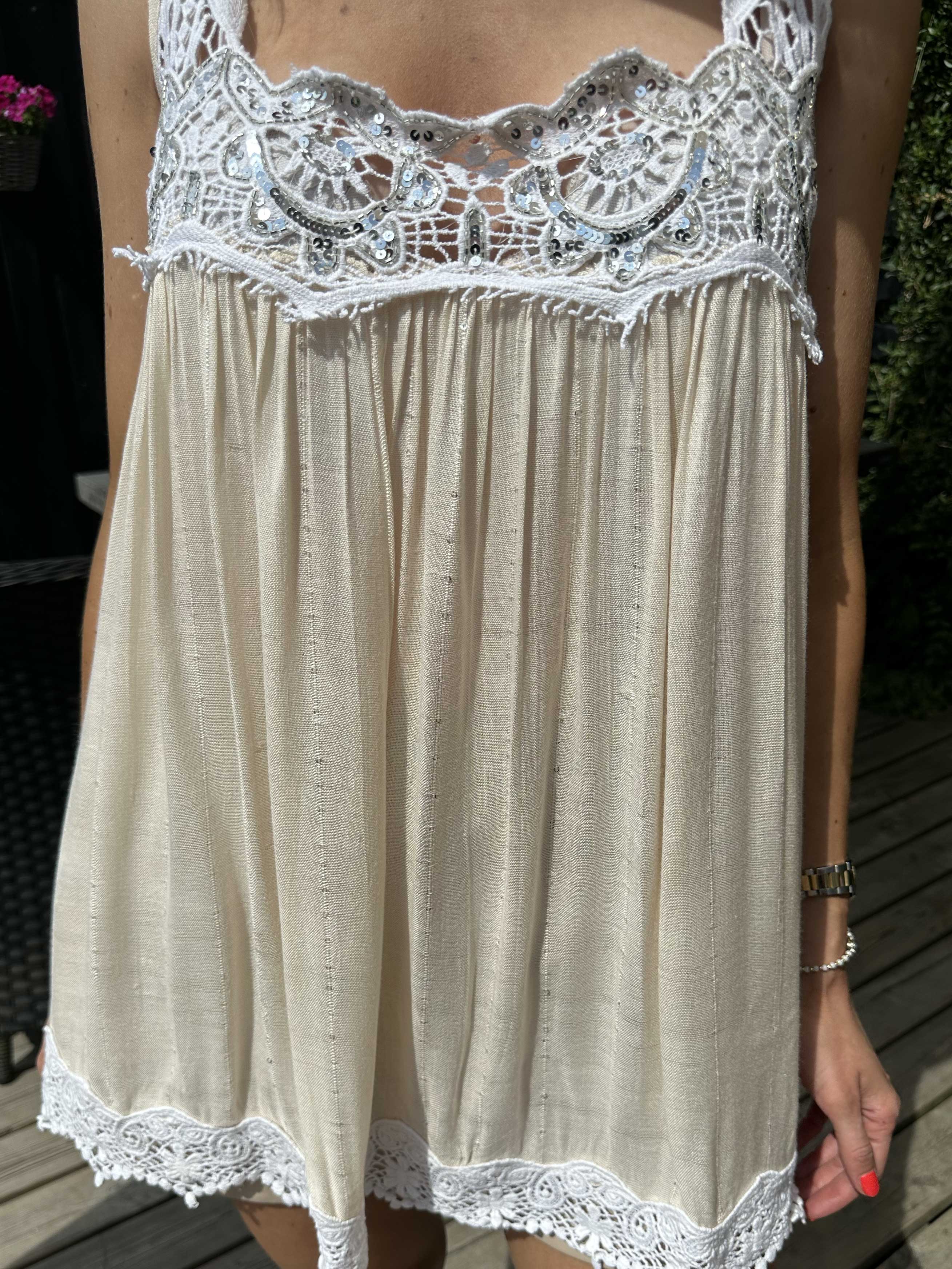 Opal - Sød top med broderet detaljer og pailletter